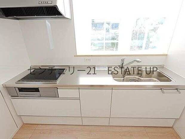 【キッチン】火力の調整が楽で安全性の高い人気のIH。お子様も見守れる対面キッチンです。