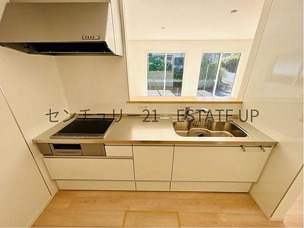 【キッチン】火力の調整が楽で安全性の高い人気のIH。お子様も見守れる対面キッチンです。