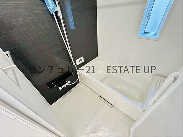 【バス】1日の疲れを癒してくれる広々としたバスルーム。