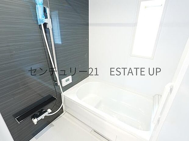 【バス】1日の疲れを癒してくれる広々としたバスルーム。