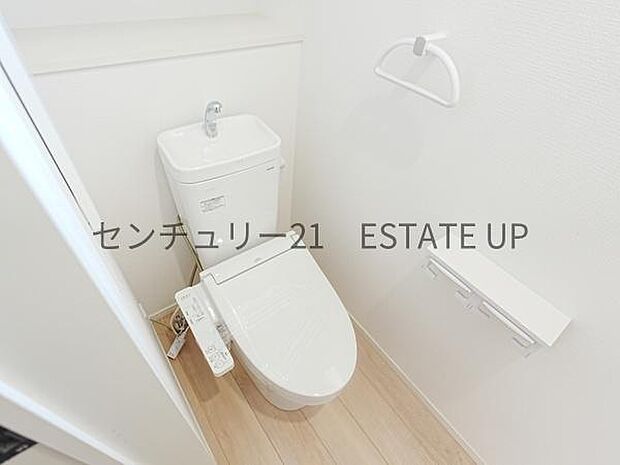【トイレ】温水洗浄便座付きのトイレです。