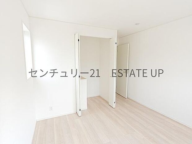 【洋室】収納もあるのでライフスタイルに合わせて、多目的にお使いいただけます。