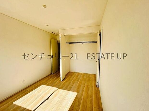 【洋室】クローゼットもあるのでライフスタイルに合わせて、多目的にお使いいただけます。