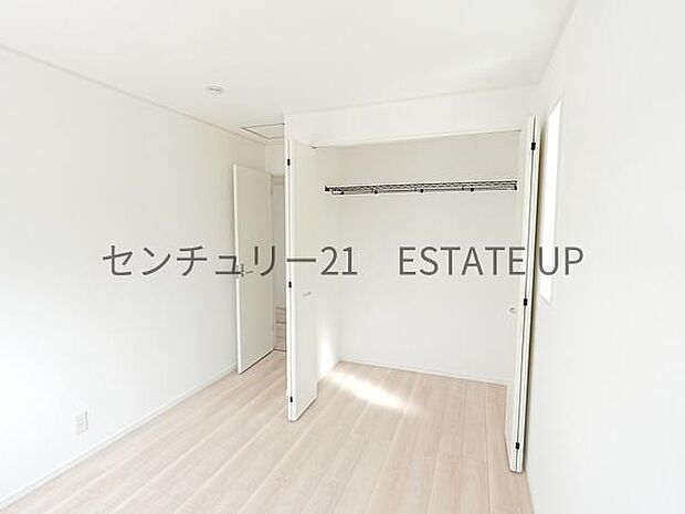 【洋室】クローゼットもあるのでライフスタイルに合わせて、多目的にお使いいただけます。