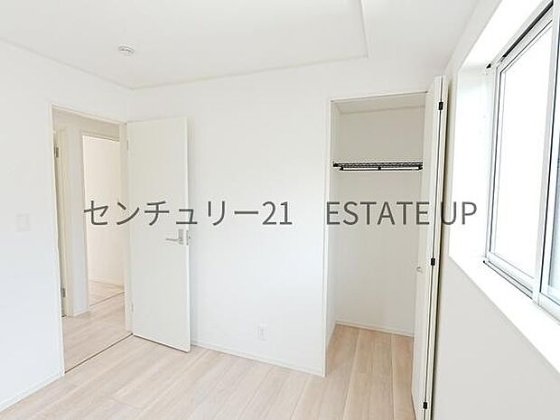 【洋室】窓がついていることで日中も明るくお部屋で過ごせます。