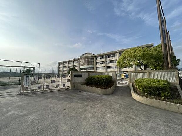 鹿児島市立伊敷台中学校まで3365m、「自主・創造・協力・友愛」の校訓のもと、自然と歴史に育まれた学びのステージ、伊敷台中学校で未来へ羽ばたく力を育てます。