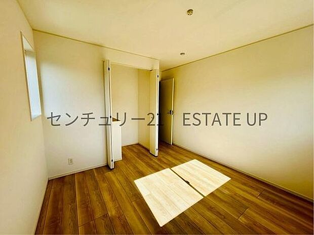 【洋室】収納もあるのでライフスタイルに合わせて、多目的にお使いいただけます。