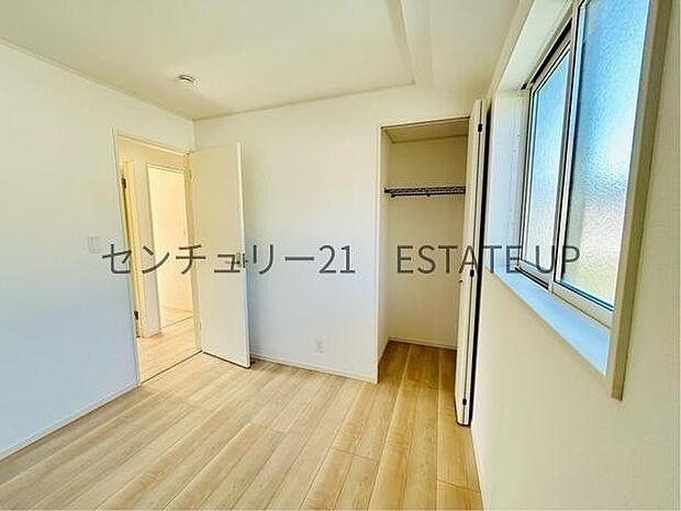 【洋室】窓がついていることで日中も明るくお部屋で過ごせます。