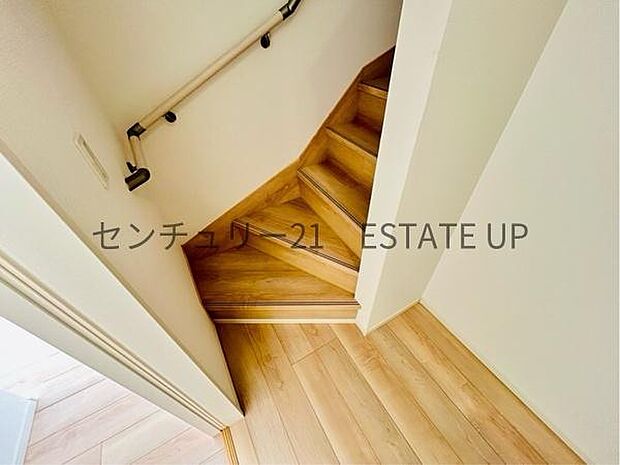 【階段】階段の途中でふと顔を合わせる、そんな日常の一コマが愛おしい。