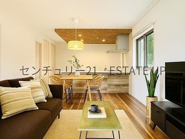 【リビング】広々としたリビング空間にキッチンがあり、家族団らんや来客時にもゆったり過ごせる心地よい空間。※ホームステージングしているイメージ図です。