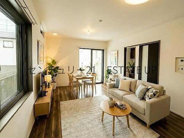 【リビング】大きな窓から明るい陽光が差し込み、ご家族皆様でゆったりとお過ごしいただけるリビングダイニングです。※ホームステージングしているイメージ図です。