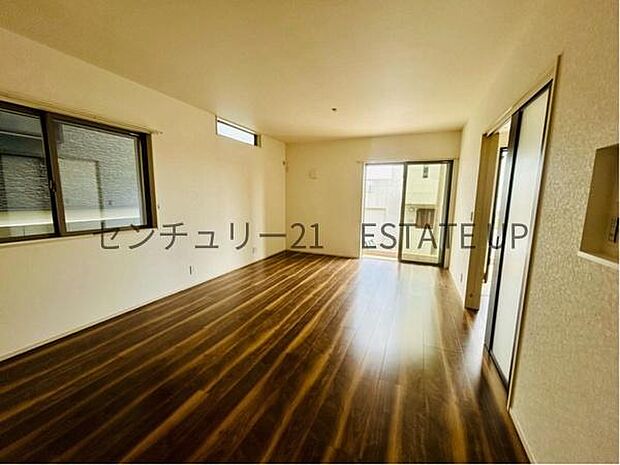 【リビング】心地いい光が差し込みます。過ごしやすいリビングで家族が快適な日々が送れます。