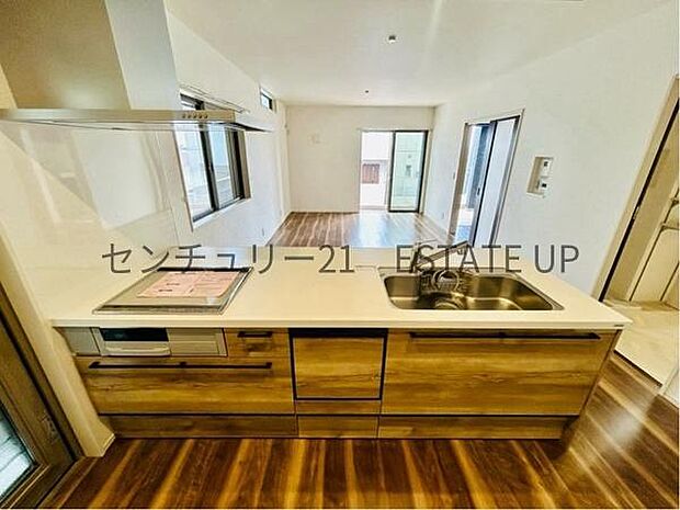 【キッチン】火力の調整が楽で安全性の高い人気のIH。お子様も見守れる対面キッチンです。