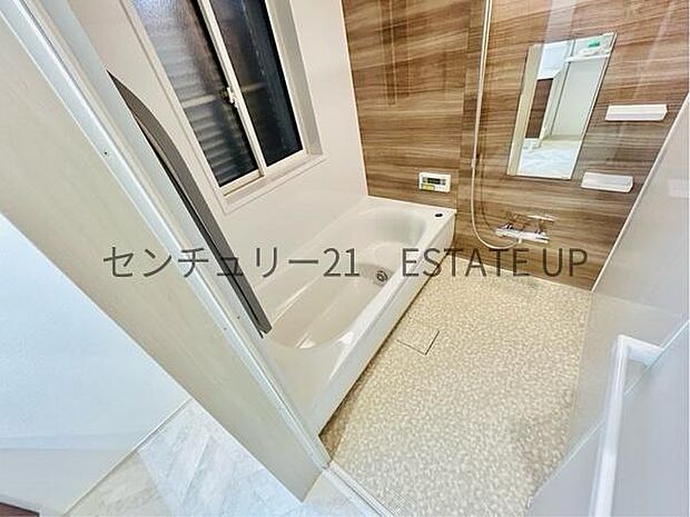 【バス】1日の疲れを癒してくれる広々としたバスルーム。