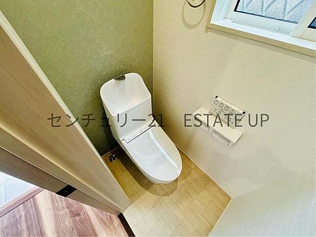【トイレ】温水洗浄便座付きのトイレです。