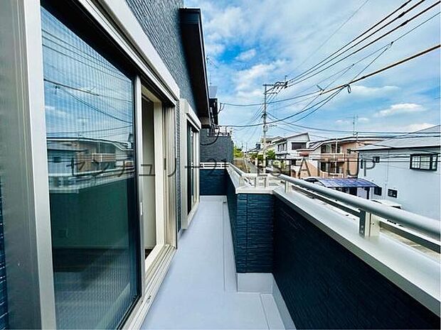【バルコニー】バルコニーもあるので洗濯物もよく乾きそうです。