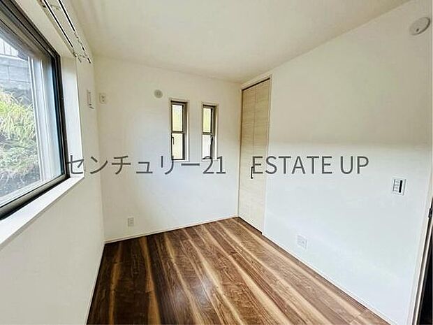 【洋室】窓がついていることで日中も明るくお部屋で過ごせます。