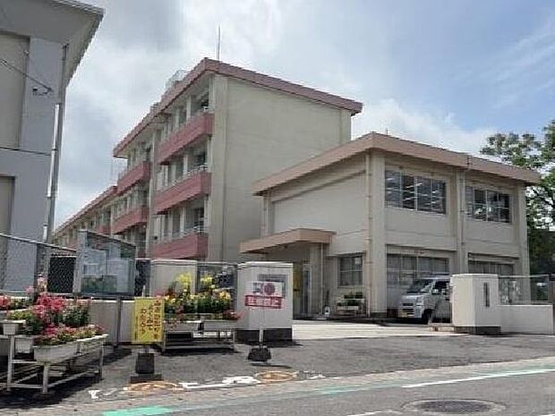 鹿児島市立西紫原小学校まで1071m、鹿児島市立西紫原小学校は、校訓「かしこく・やさしく・たくましく」です。