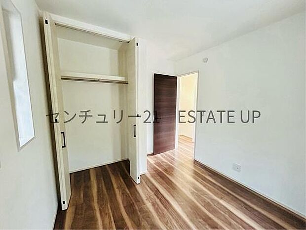 【洋室】収納棚もあるのでライフスタイルに合わせて、多目的にお使いいただけます。