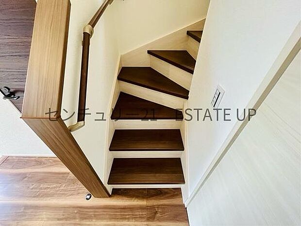 【階段】階段の途中でふと顔を合わせる、そんな日常の一コマが愛おしい。