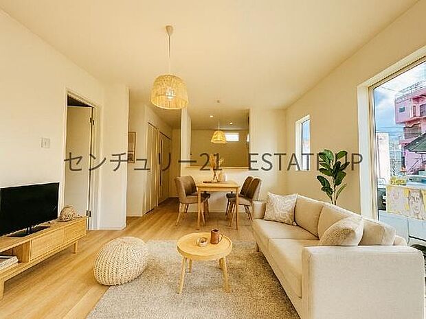 【リビング】リビング空間にキッチン。みんなで食事を楽しめる空間。※ホームステージングしているイメージ図です。