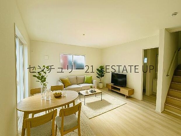 【リビング】広々としたリビング空間で、家族団らんや来客時にもゆったり過ごせる心地よい空間。※ホームステージングしているイメージ図です。