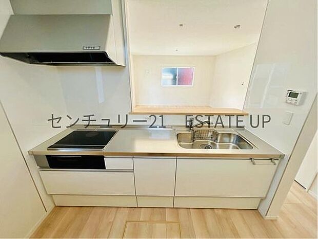 【キッチン】火力の調整が楽で安全性の高い人気のIH。お子様も見守れる対面キッチンです。