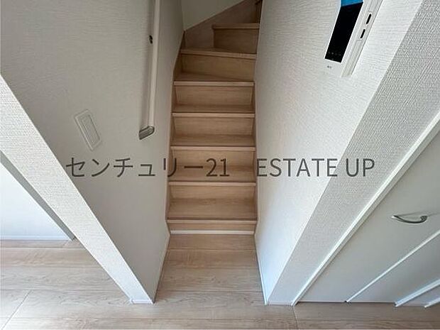 【階段】階段の途中でふと顔を合わせる、そんな日常の一コマが愛おしい。