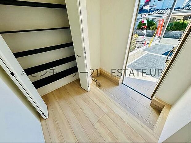 【玄関】シューズボックスもある玄関です。