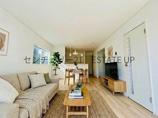 【リビング】リビング空間にキッチン。みんなで食事を楽しめる空間。※ホームステージングしているイメージ図です。