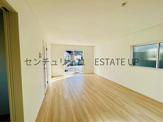 【リビング】心地いい光が差し込みます。過ごしやすいリビングで家族が快適な日々が送れます。