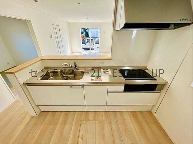 【キッチン】火力の調整が楽で安全性の高い人気のIH。お子様も見守れる対面キッチンです。