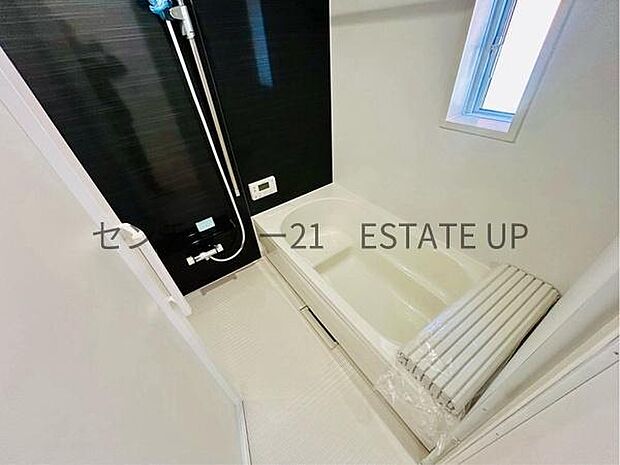 【バス】1日の疲れを癒してくれる広々としたバスルーム。