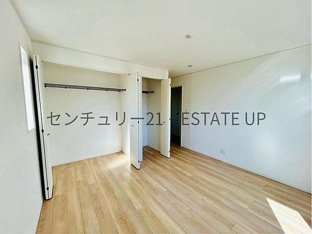 【洋室】クローゼットもあるのでライフスタイルに合わせて、多目的にお使いいただけます。