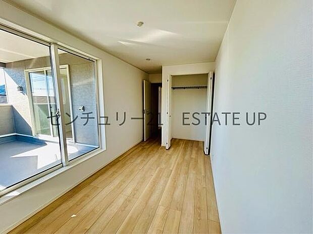 【洋室】バルコニーに出れる洋室で明るく快適な洋室です。