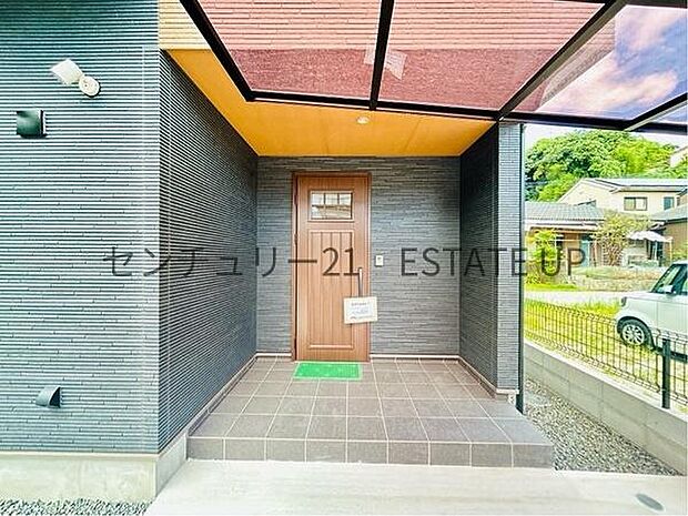 【玄関】大きなドアが帰りを出迎えてくれます。