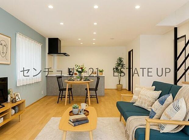 【リビング】リビング空間にキッチン。みんなで食事を楽しめる空間。※ホームステージングしているイメージ図です。