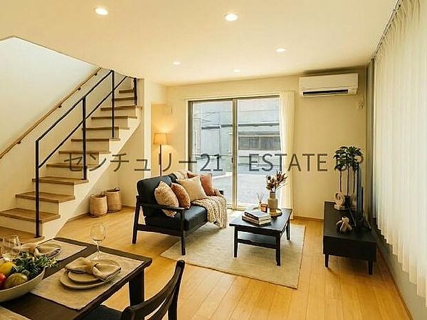 【リビング】大きな窓から明るい陽光が差し込み、ご家族皆様でゆったりとお過ごしいただけるリビングダイニングです。※ホームステージングしているイメージ図です。