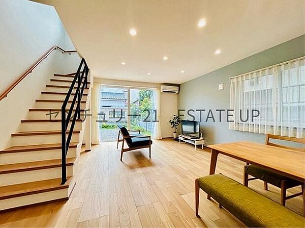 【リビング】大きな窓から明るい陽光が差し込み、ご家族皆様でゆったりとお過ごしいただけるリビングダイニングです。