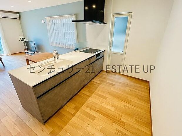 【キッチン】解放感に優れているオープンキッチン