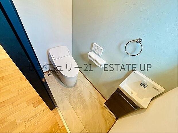 【トイレ】トイレ内に手洗いスペースを完備で鏡も置いてオシャレに。
