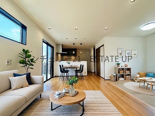 【リビング】リビング空間にキッチン。みんなで食事を楽しめる空間。※ホームステージングしているイメージ図です。