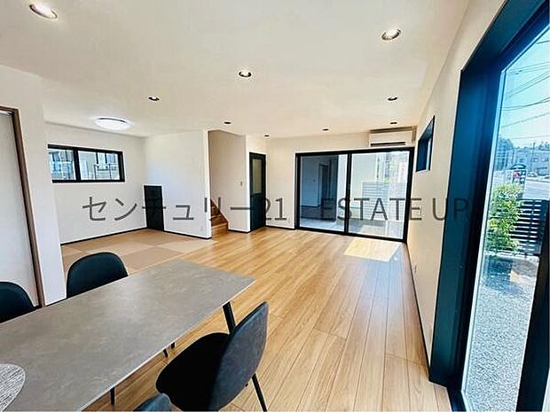 【リビング】広々としたリビング空間で、キッチンもあり家族団らんや来客時にもゆったり過ごせる心地よい空間。