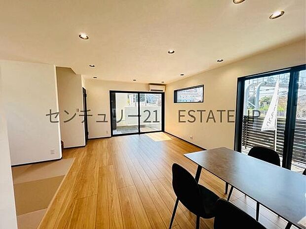 【リビング】心地いい光が差し込みます。過ごしやすいリビングで家族が快適な日々が送れます。