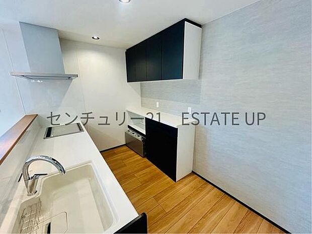 【キッチン】背面は、家電置き場としてもご利用いただけます。作業スペースにもなるため、ご家族やご友人と料理をする際などに重宝しそうです。