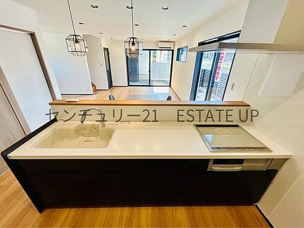 【キッチン】火力の調整が楽で安全性の高い人気のIH。お子様も見守れる対面キッチンです。