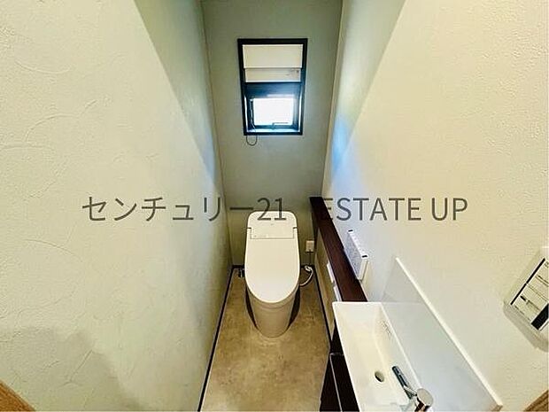 【トイレ】トイレ内に手洗いスペースを完備で鏡も置いてオシャレに。