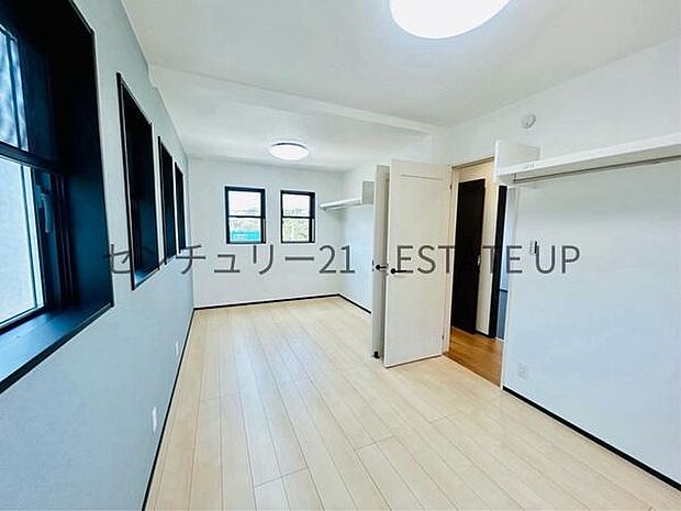 【洋室】収納もあるのでライフスタイルに合わせて、多目的にお使いいただけます。