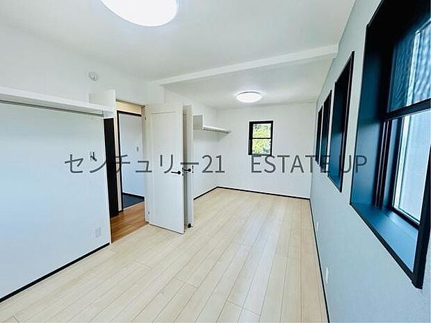 【洋室】窓がついていることで日中も明るくお部屋で過ごせます。