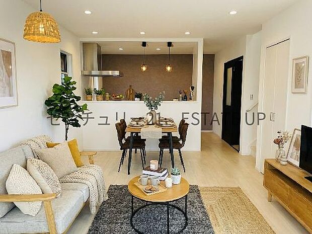 【リビング】リビング空間にキッチン。みんなで食事を楽しめる空間。※ホームステージングしているイメージ図です。